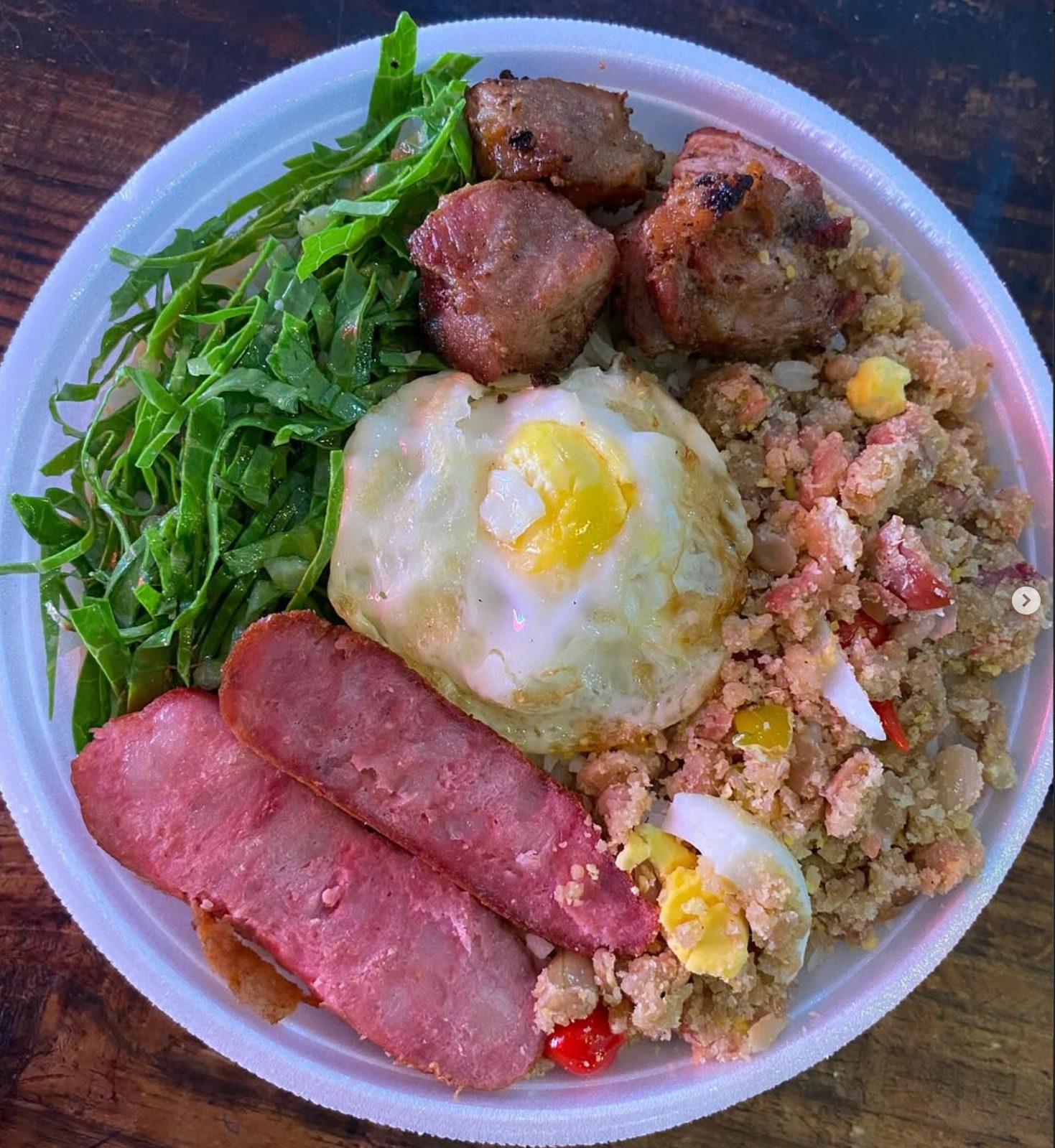 Marmita G, com carne de porco assada.