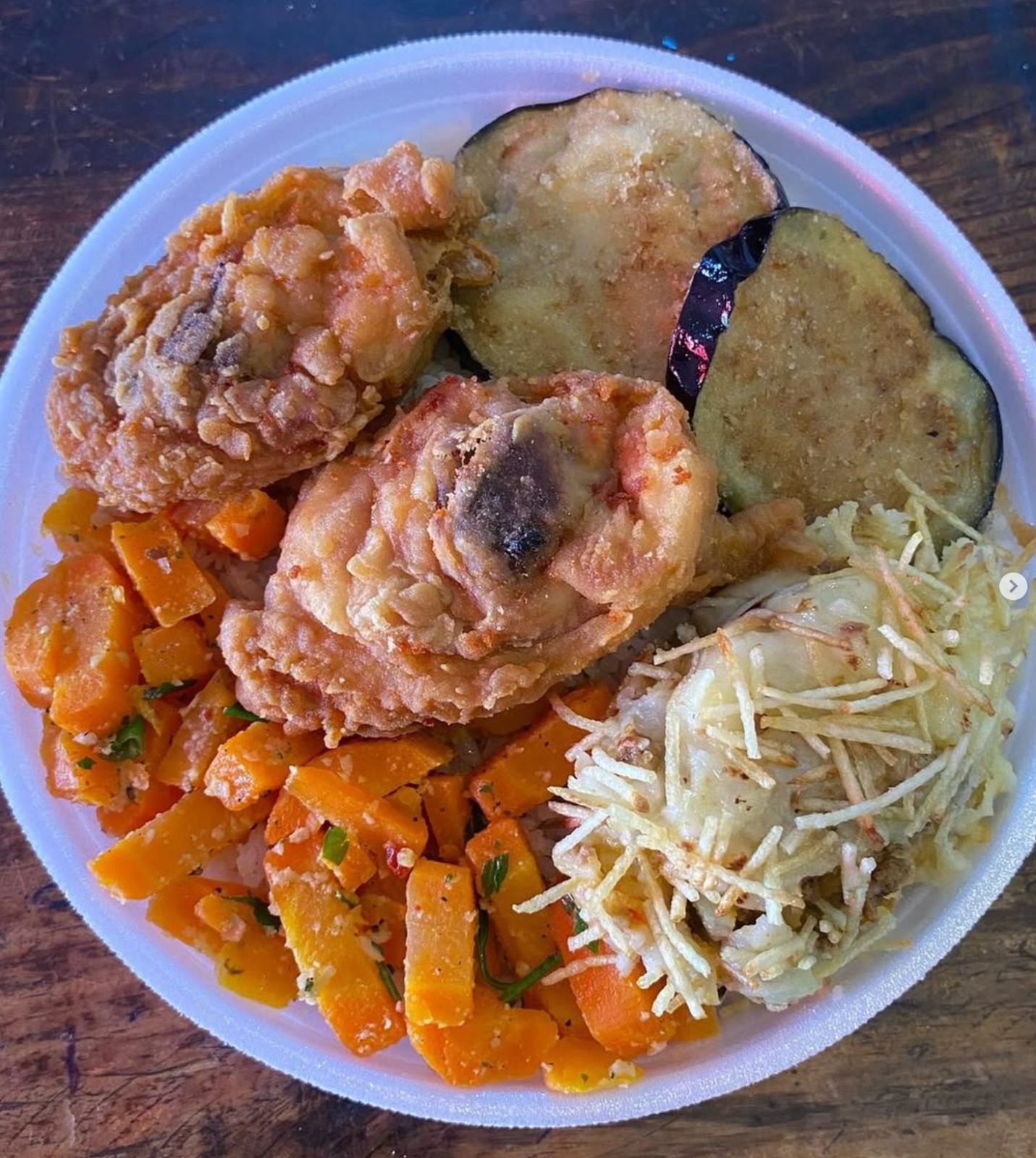 Marmita G, com frango empanado frito