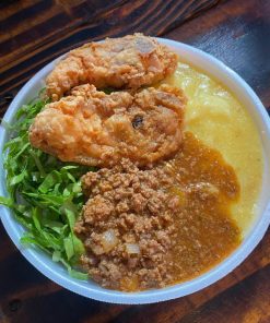 Marmita G, com carne moída , polenta e frango empanado.