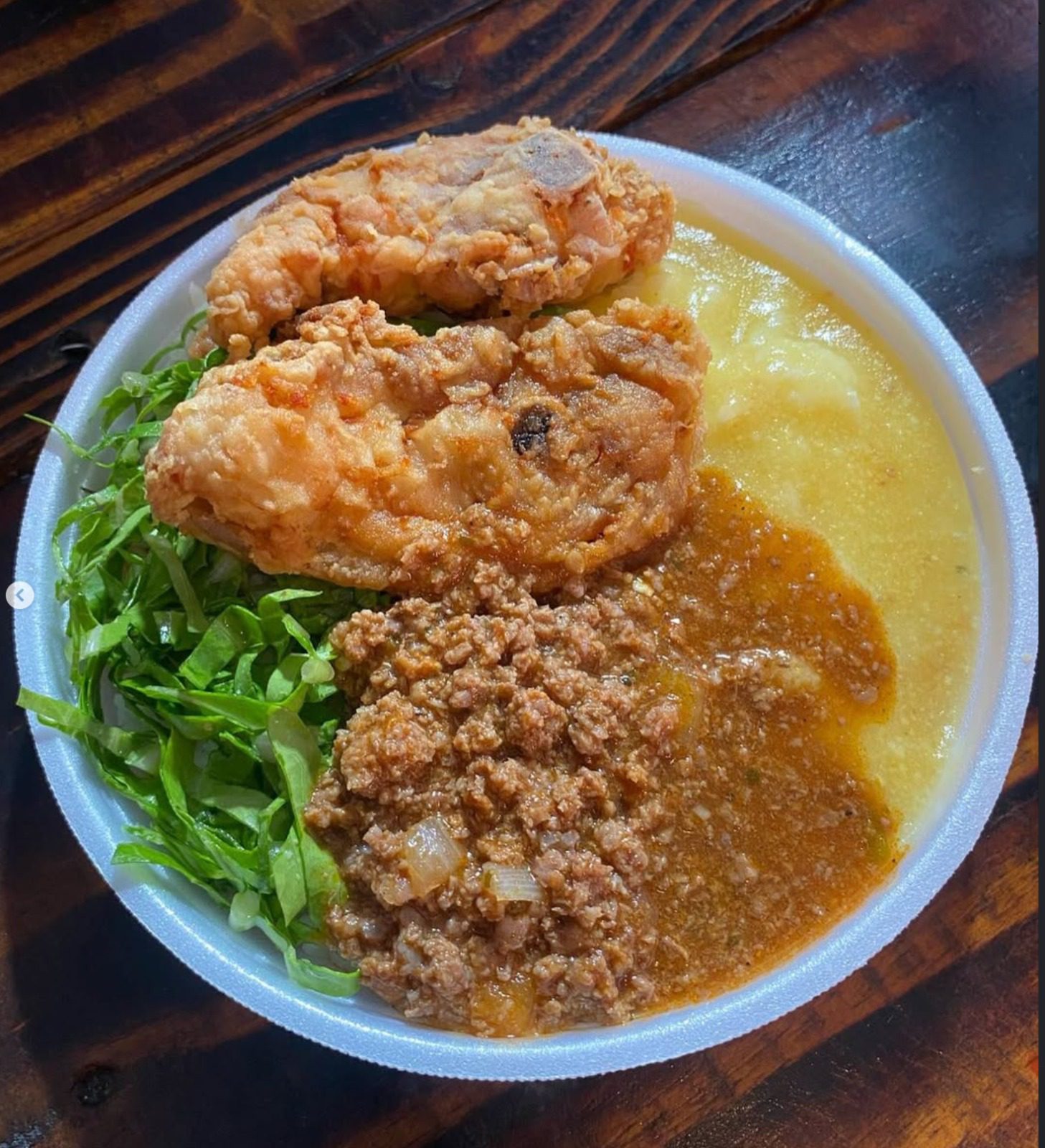 Marmita G, com carne moída , polenta e frango empanado.