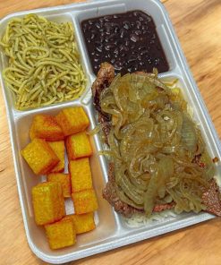 Marmita G, com bife acebolado