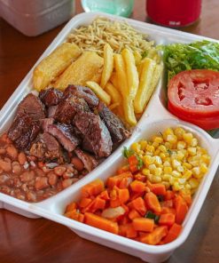 Marmita G, com carne assada.