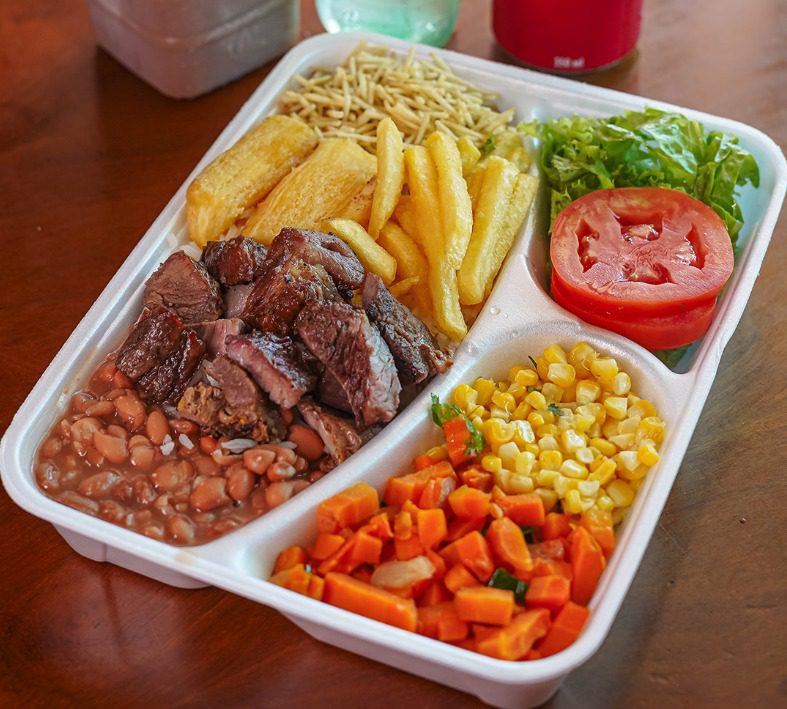 Marmita G, com carne assada.